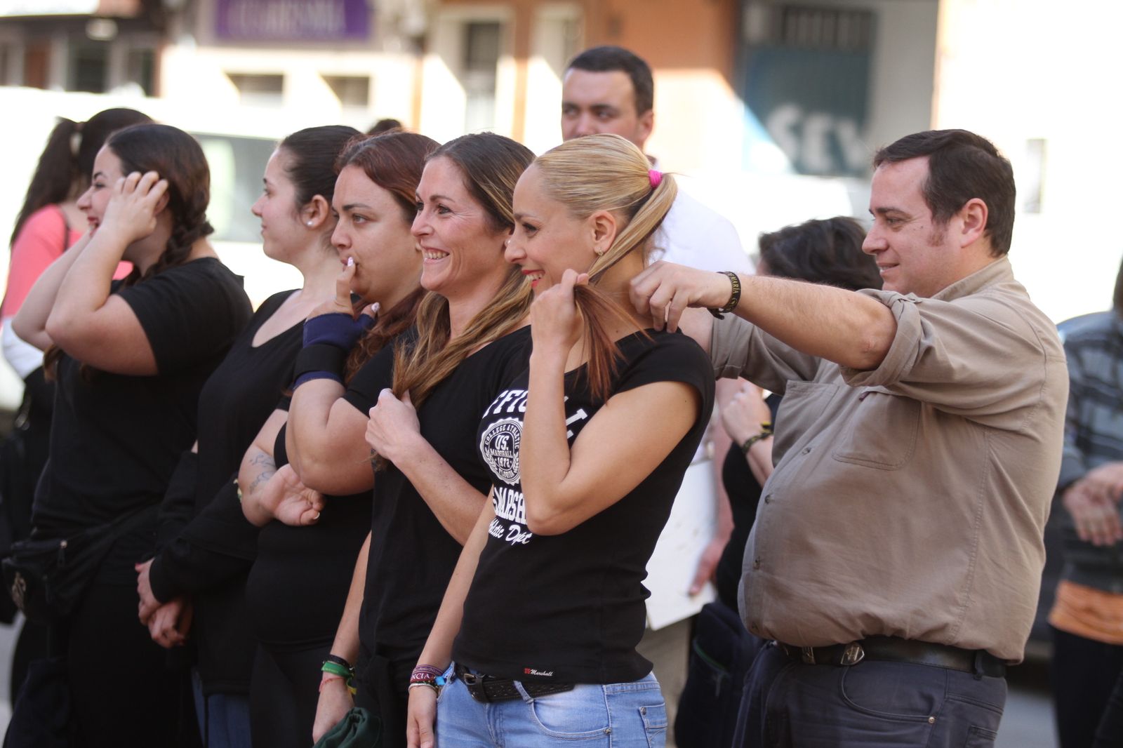 El ensayo de la cuadrilla de mujeres de la Hermandad del Santo Entierro, en imágenes