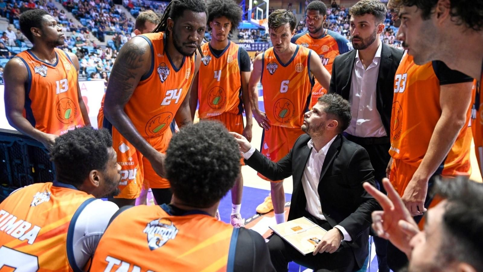 José Santaella da instrucciones a los jugadores del CB Morón en su anterior etapa en el club sevillano.