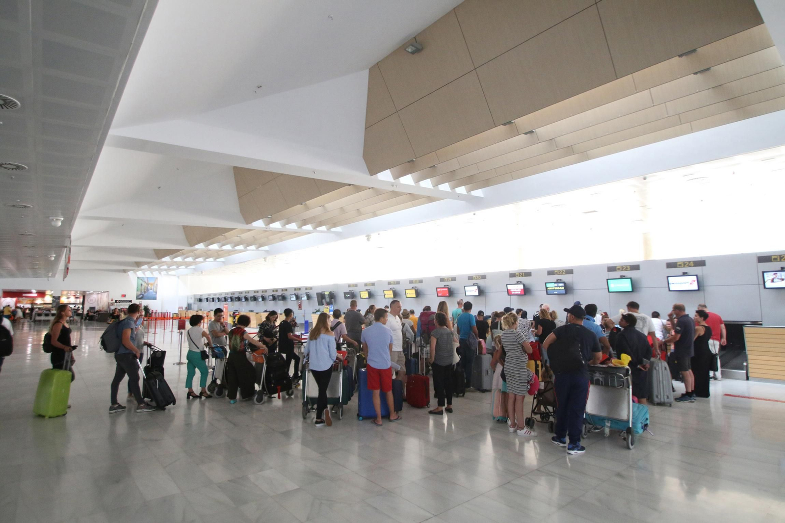 Viajeros en el aeropuerto de Almería. (Archivo)