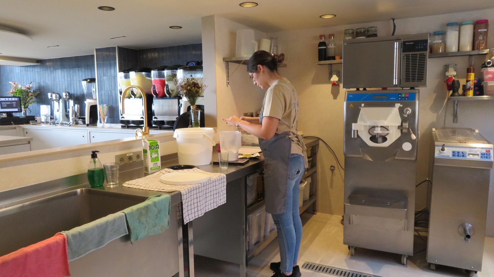 Interior de la heladería, donde se elabora el producto