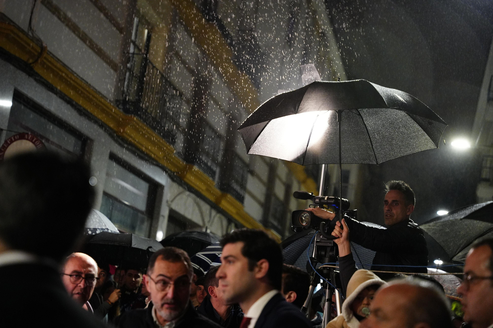 Lunes Santo en Lucena: La Pasión regresa a su templo a causa de la lluvia, en imágenes