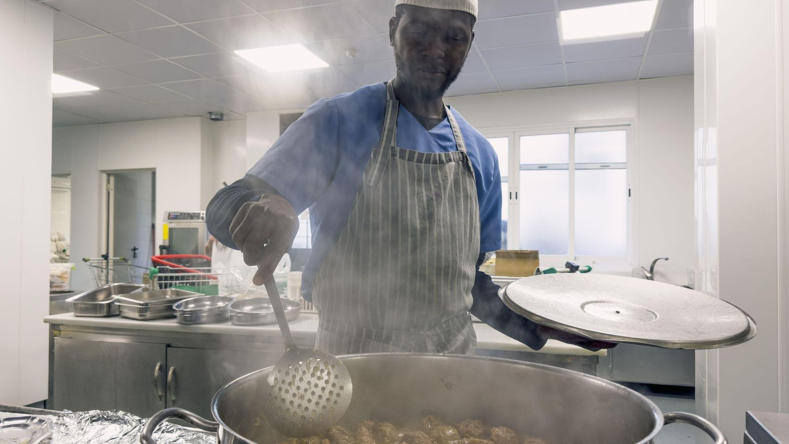 Momento de preparar el guiso en el comedor de las Hijas de la Caridad.