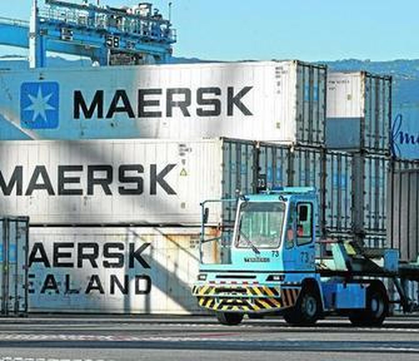 Un estibador mueve un contenedor en el puerto de Algeciras, en una imagen de archivo.