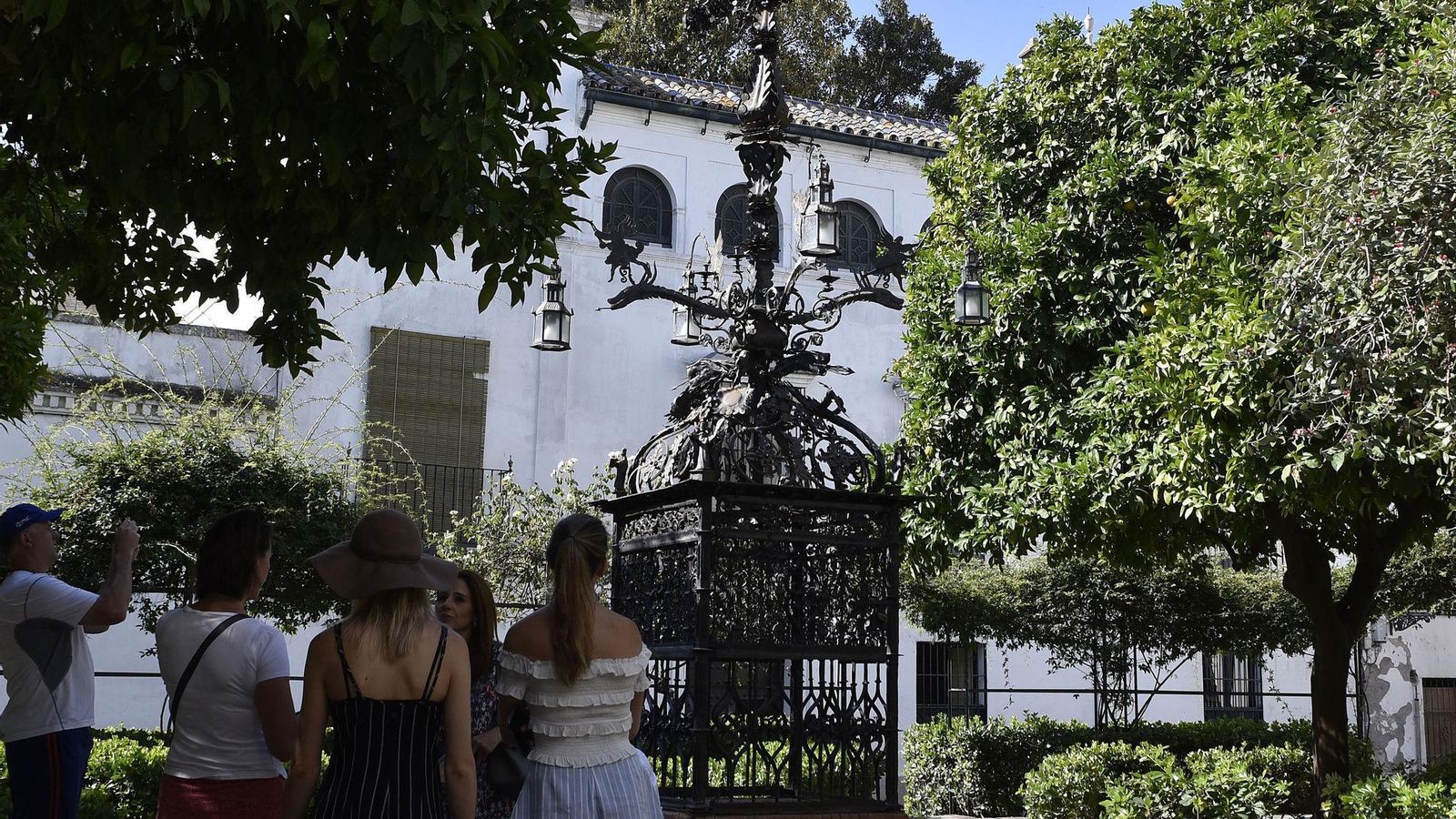 Imagen de archivo de un grupo de turistas ante la Cruz de la Cerrajería.