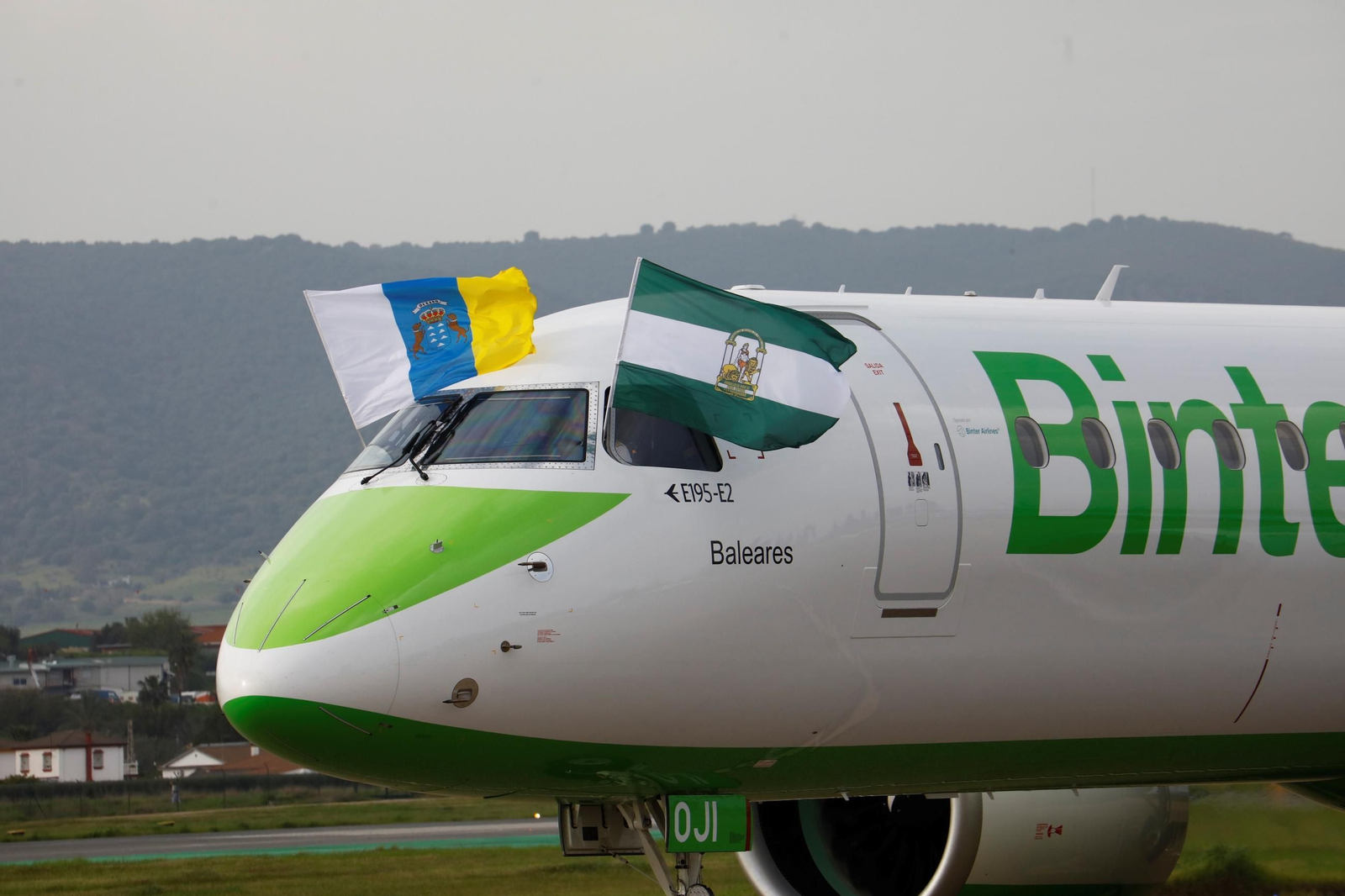 El aeropuerto de Córdoba recibe el primer vuelo de Binter desde Canarias, en imágenes