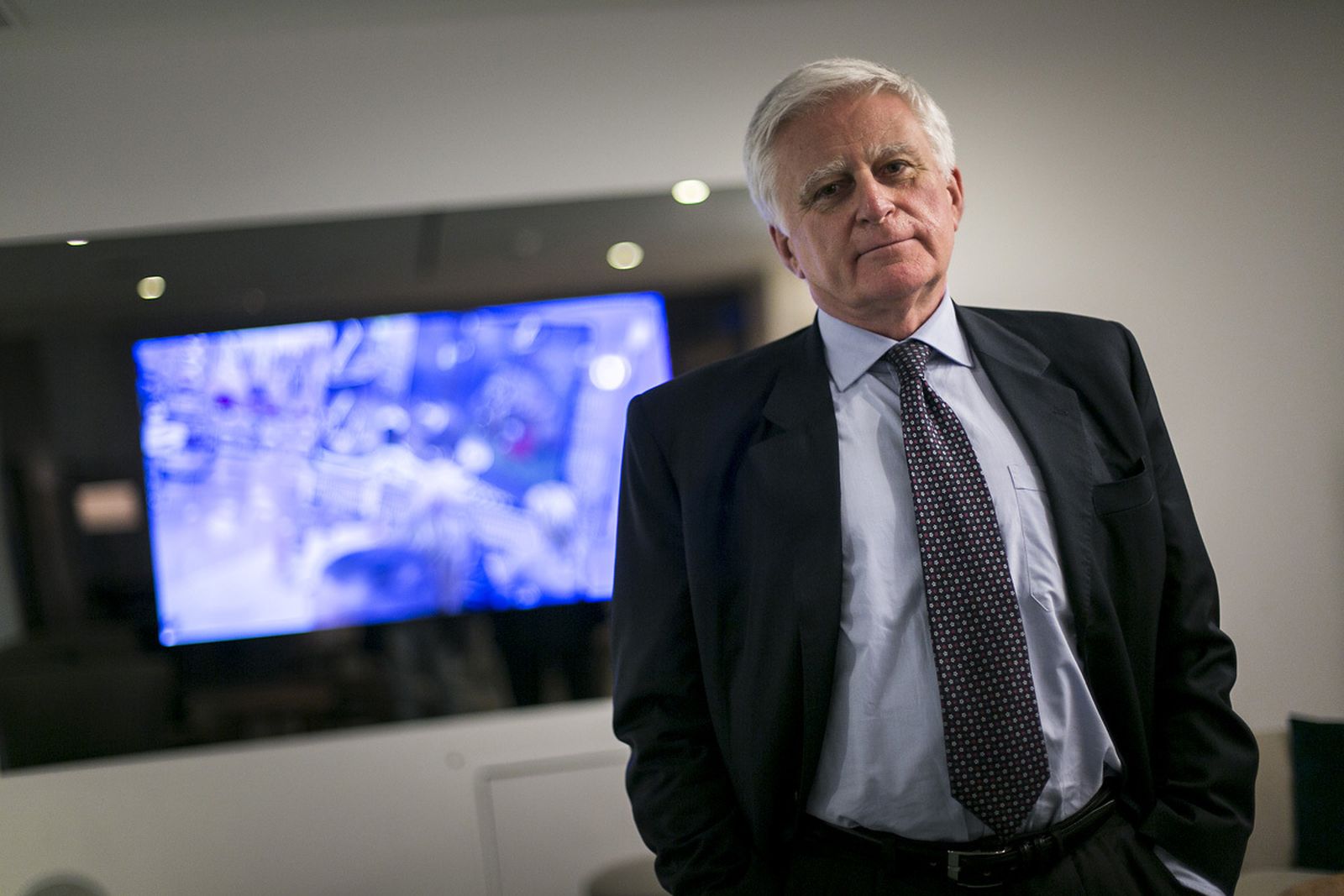 Paolo Vasile  en su despacho