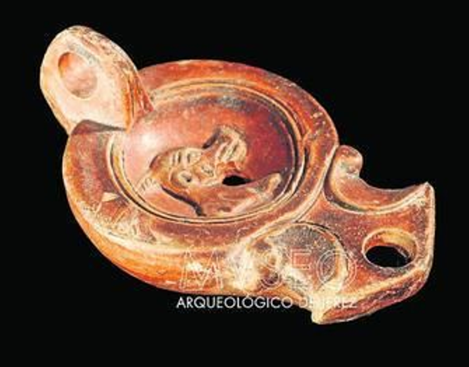 Una de las lucernas romanas con volutas.