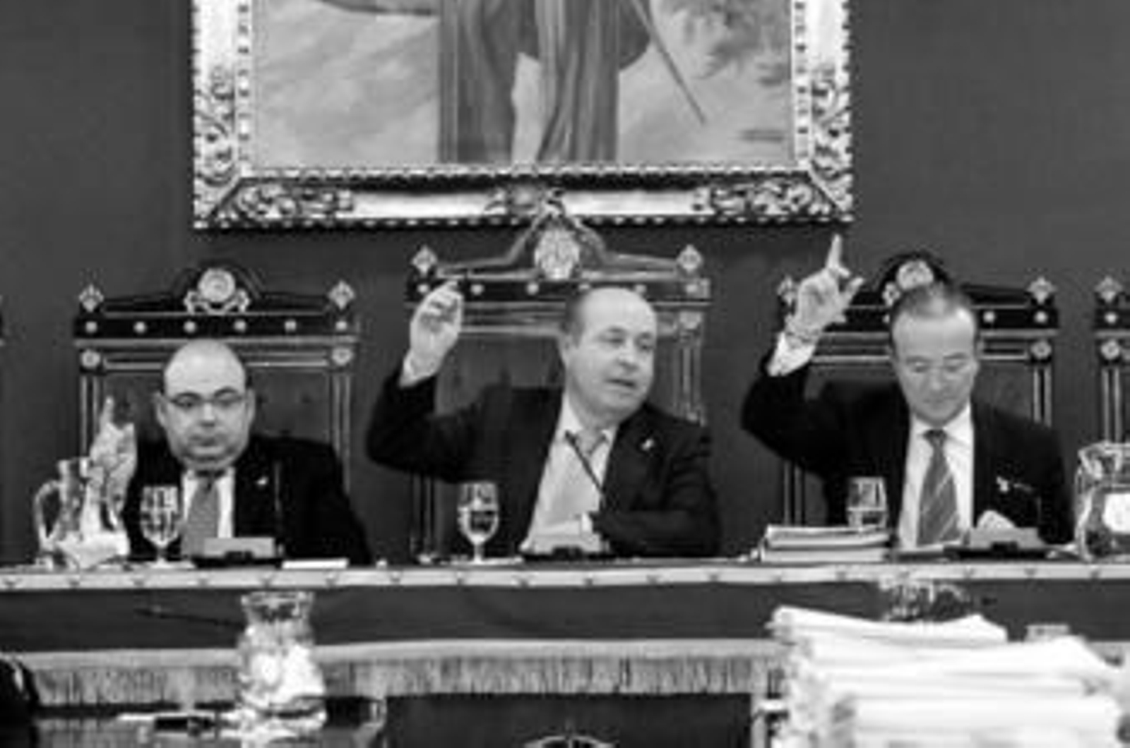 El alcalde, flanqueado por el concejal de Presidencia (izda) y el edil de Hacienda, en imagen de archivo. El alcalde, flanqueado por el concejal de Presidencia (izda) y el edil de Hacienda, en imagen de archivo.