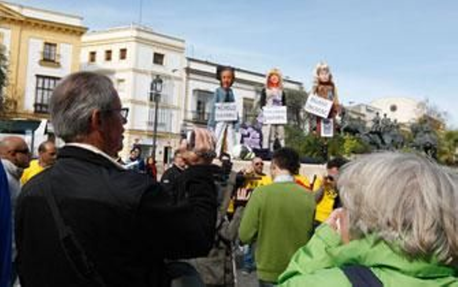 Turistas filman, a la altura del Palacio Domeneq, una manifestación reciente del SIP./Juan Carlos Toro