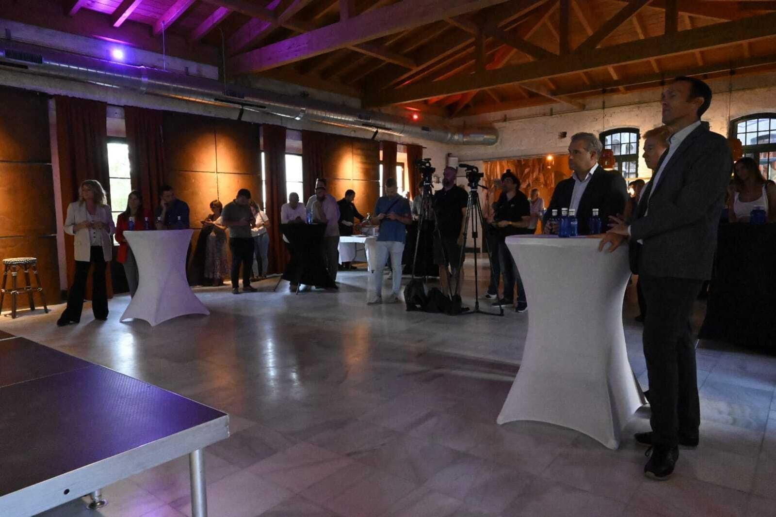 Imágenes de la presentación de las equipaciones del Ciudad de Huelva para la temporada 23/24