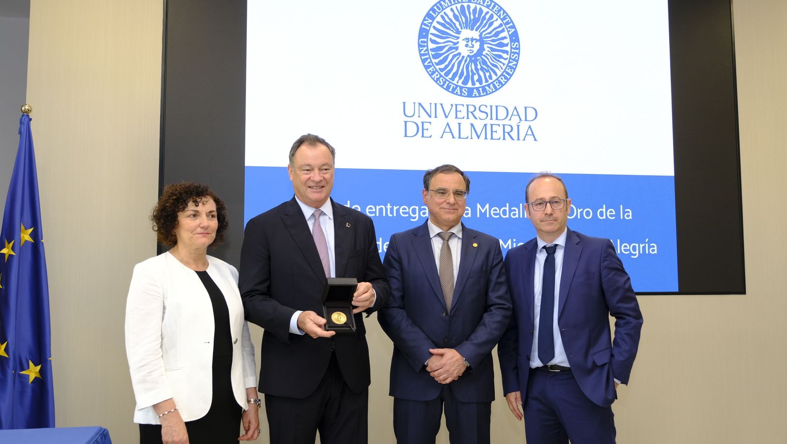 Imágenes de la imposición de la Medalla de Oro de la Universidad de Almería, al astronauta Miguel López Alegría