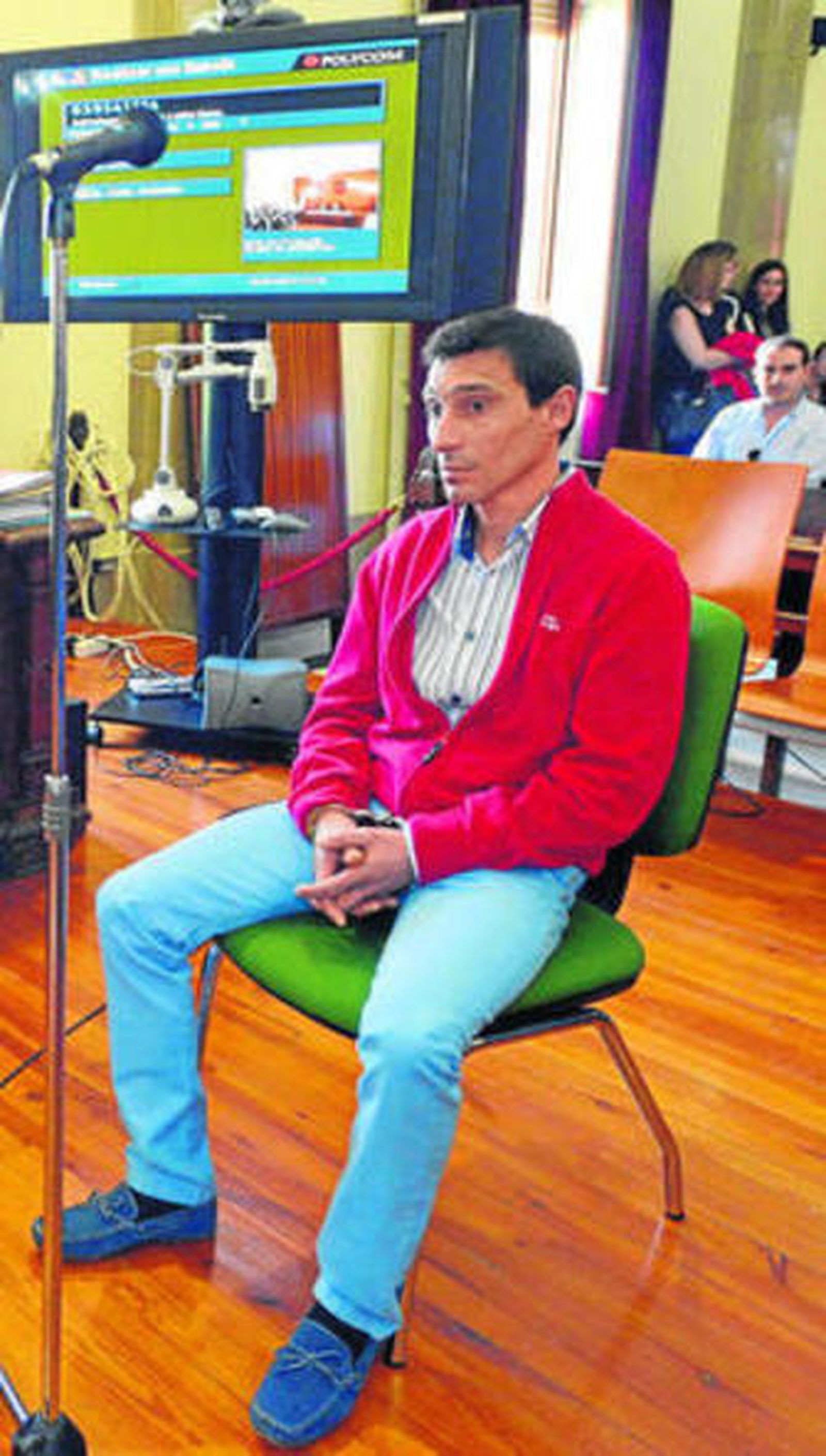 El acusado oye la declaración del jurado popular.
