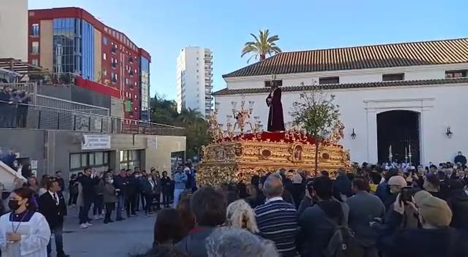 El paso del Santo Cristo Cautivo, tras su salida de la ermita de la Soledad.