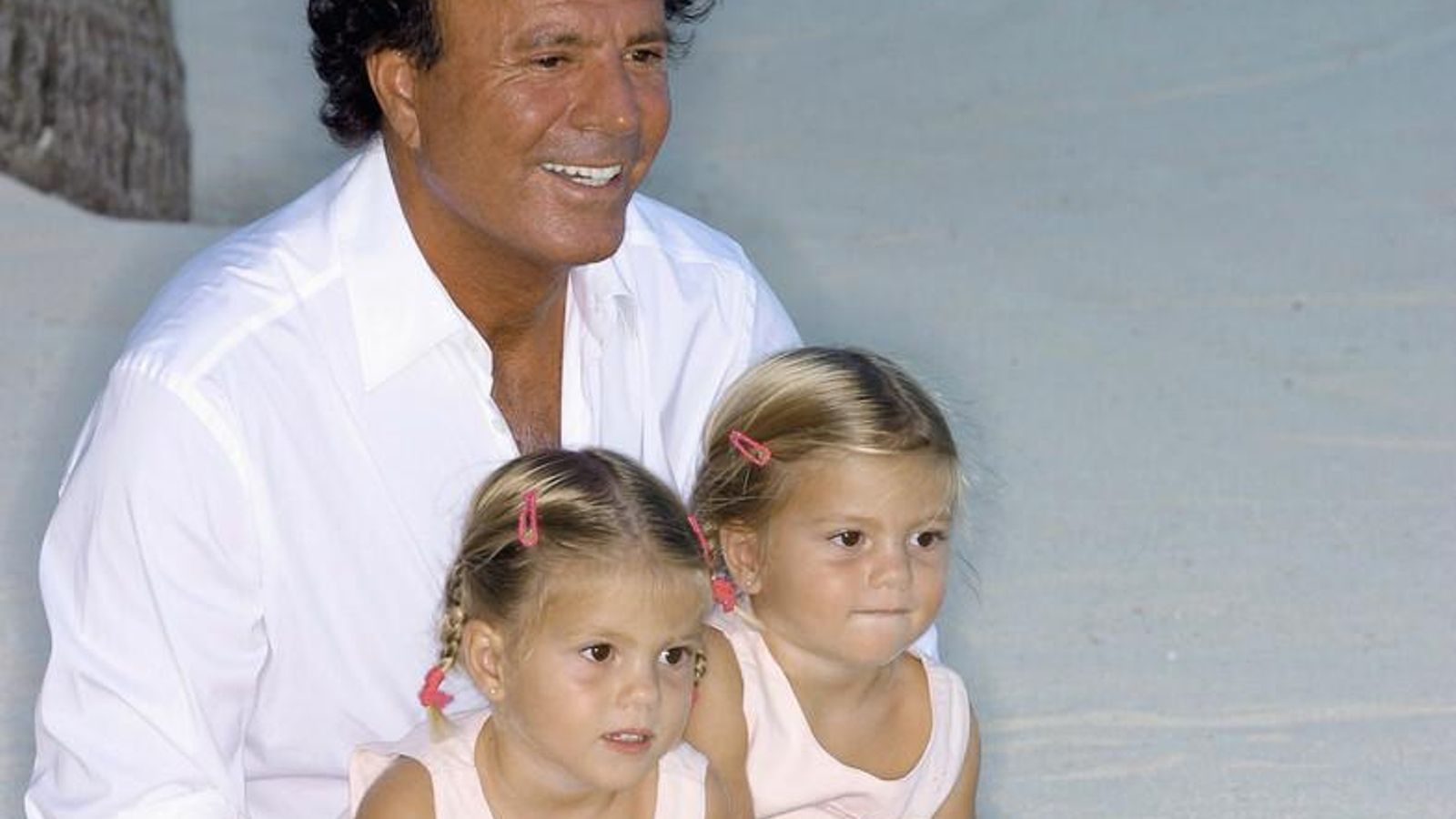 Julio Iglesias con sus hijas cuando eran niñas. Julio Iglesias con sus hijas cuando eran niñas.