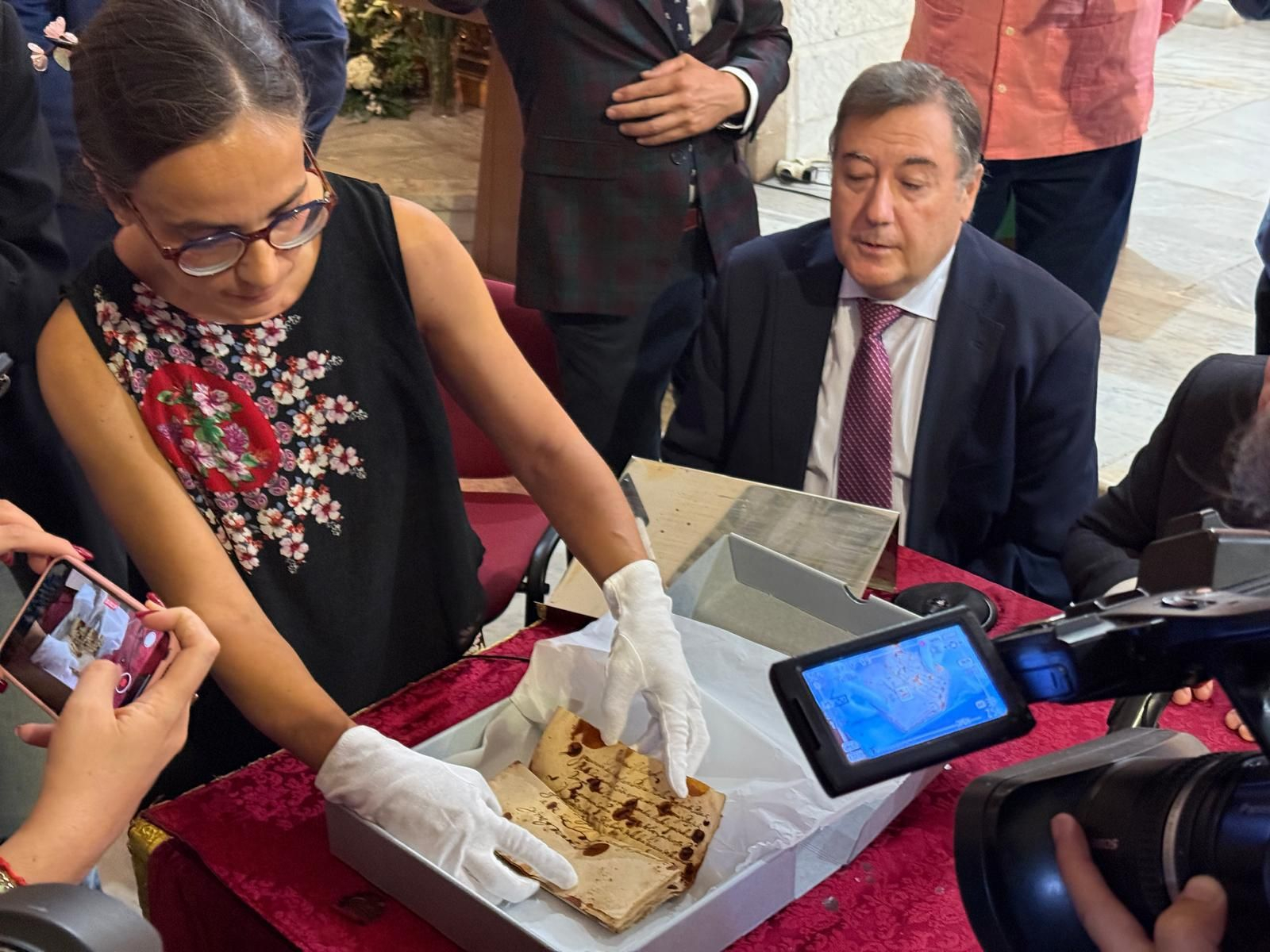 El documento hallado en el interior de la imagen