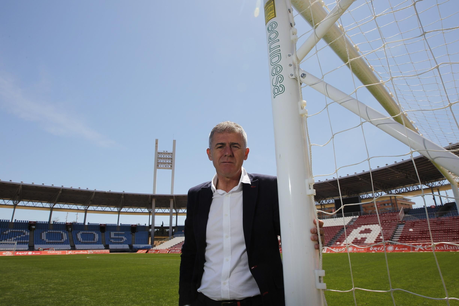 Lucas Alcaraz posa junto al poste de una de las porterías del Estadio de los Juegos Mediterráneos, en Almería.
