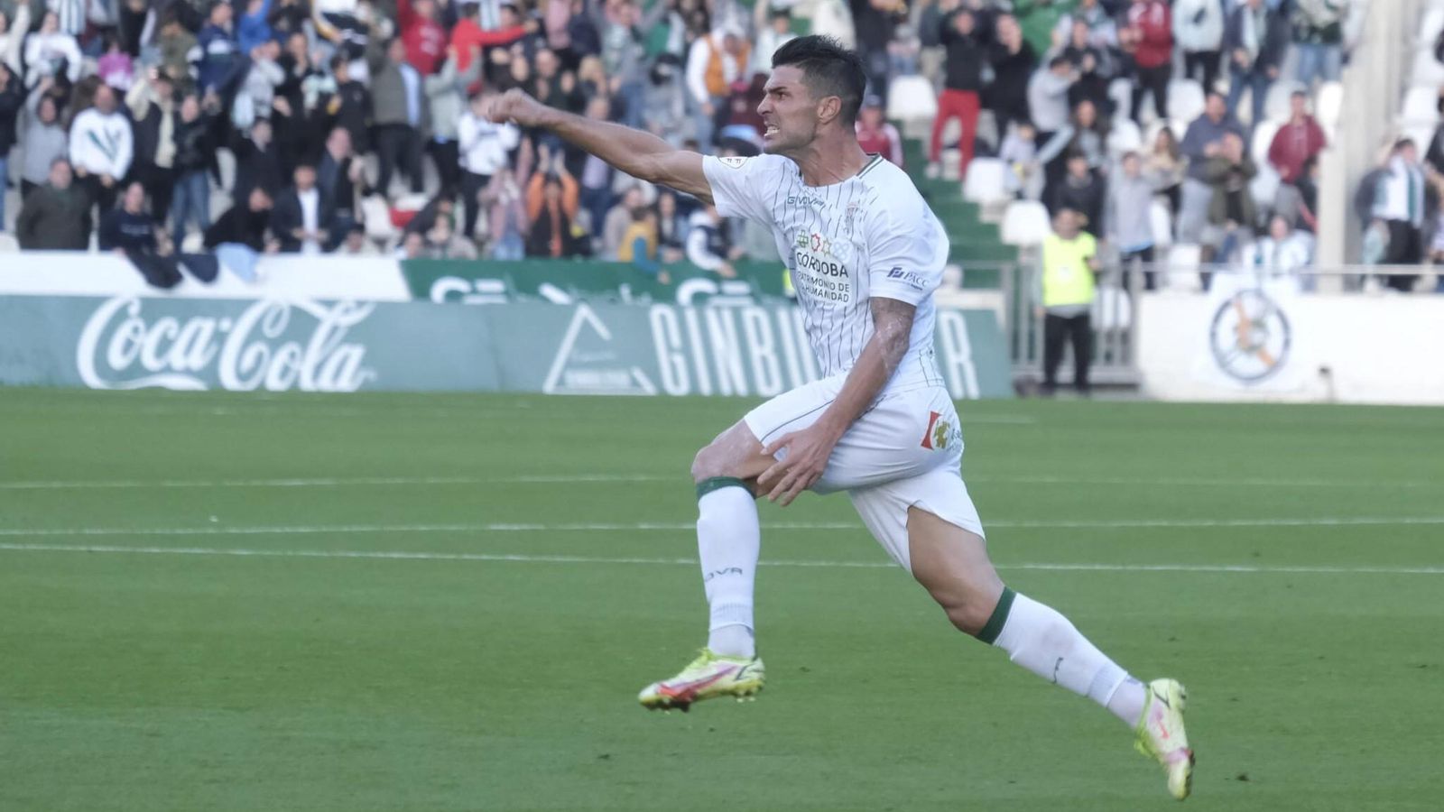 Willy Ledesma celebra con rabia su gol al Linares.