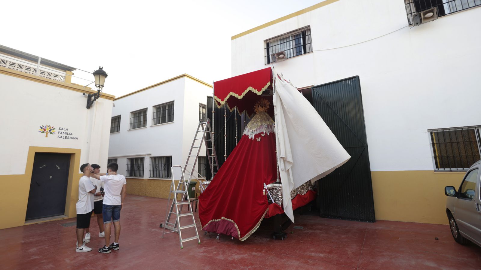 Preparativos en las iglesias de Algeciras para la Magna Mariana, en imágenes