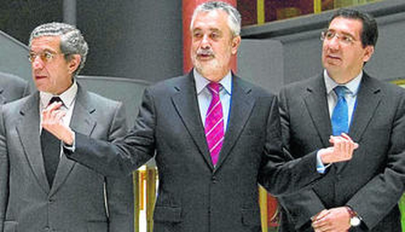 El presidente José Antonio Griñán con Braulio Medel y Antonio Pulido, durante una reunión celebrada en Sevilla.