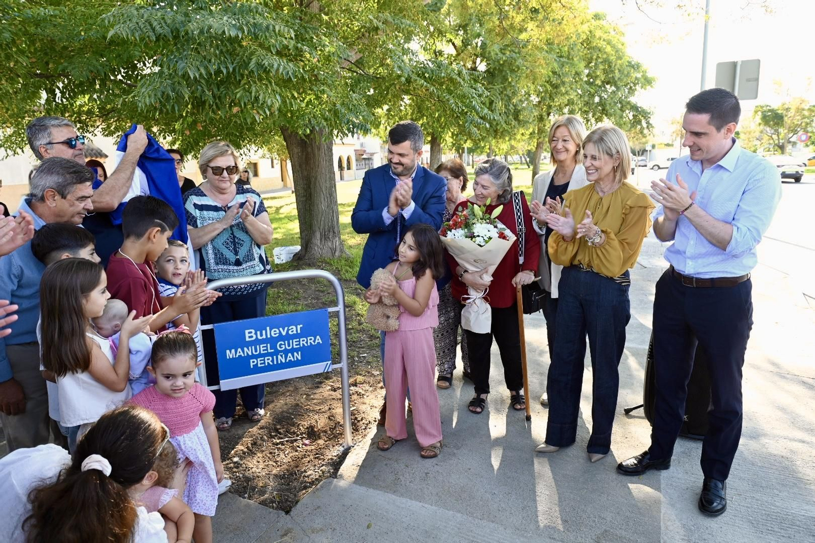 Un momento del descubrimiento de la placa que da nombre al bulevar de San José Obrero.