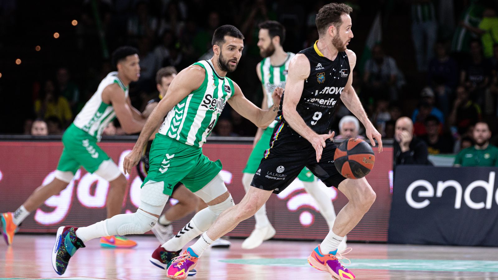 Cvetkovic defiende a Marcelinho Huertas.