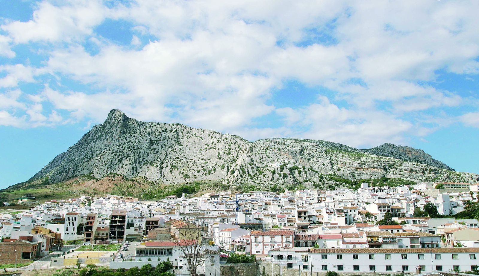 Panorámica del municipio de Valle de Abdalajís y de la sierra desde la que se lanzan los parapentistas.