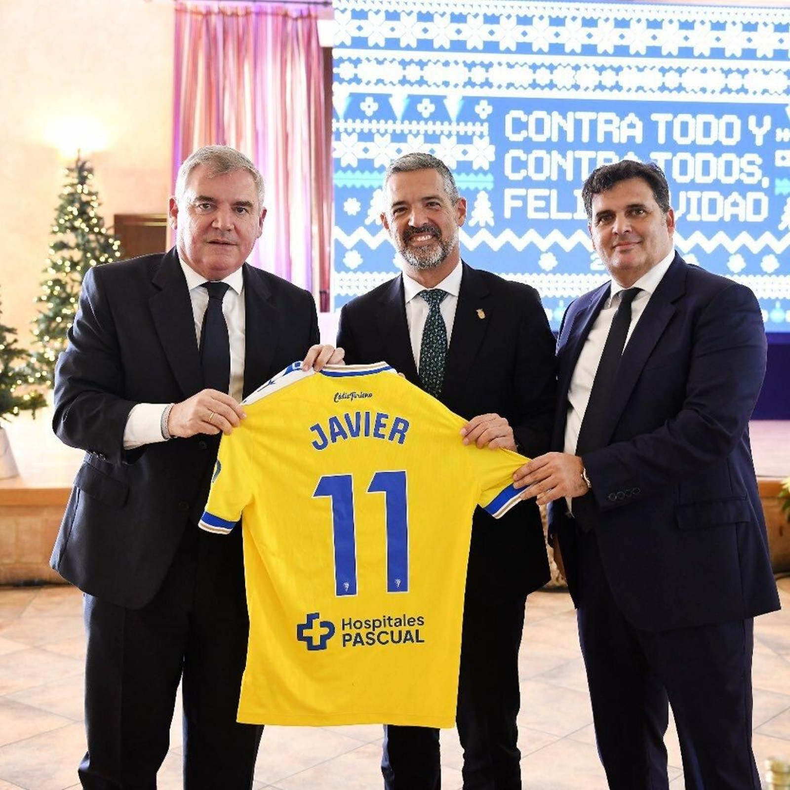 El presidente del Cádiz CF (i), el alcalde de Rota y el vicepresidente del club.