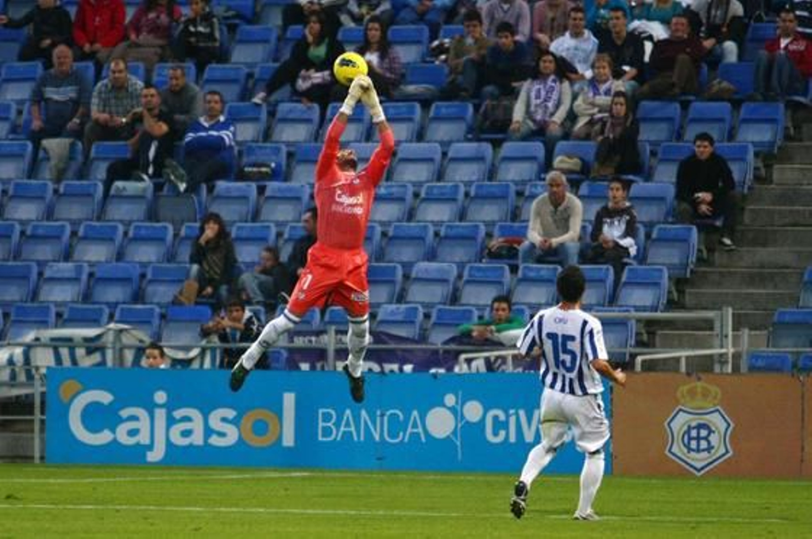 El portero del Recreativo Manu se le escurre un balón en el despeje. / Alberto Domínguez