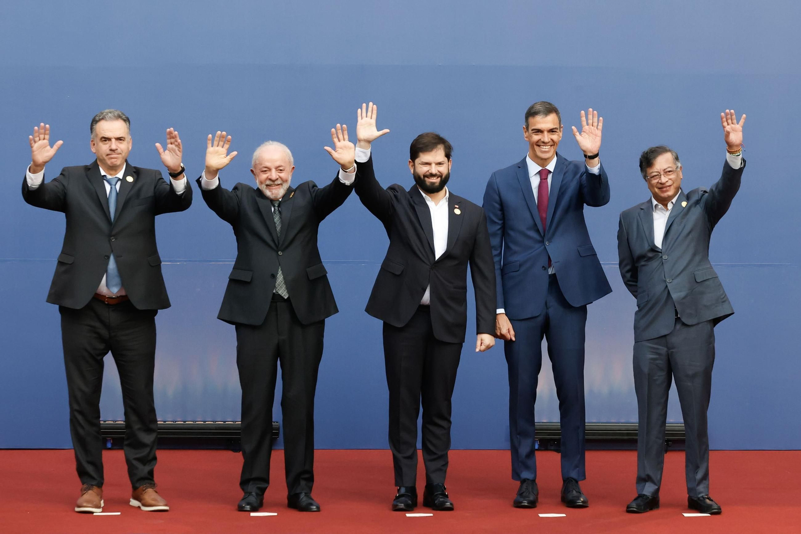 El presidente de Uruguay, Yamandú Orsi; el presidente de Brasil, Lula da Silva; el presidente de Chile, Gabriel Boric; el presidente del Gobierno, Pedro Sánchez, y el presidente de Colombia, Gustavo Petro, este lunes en Chile.