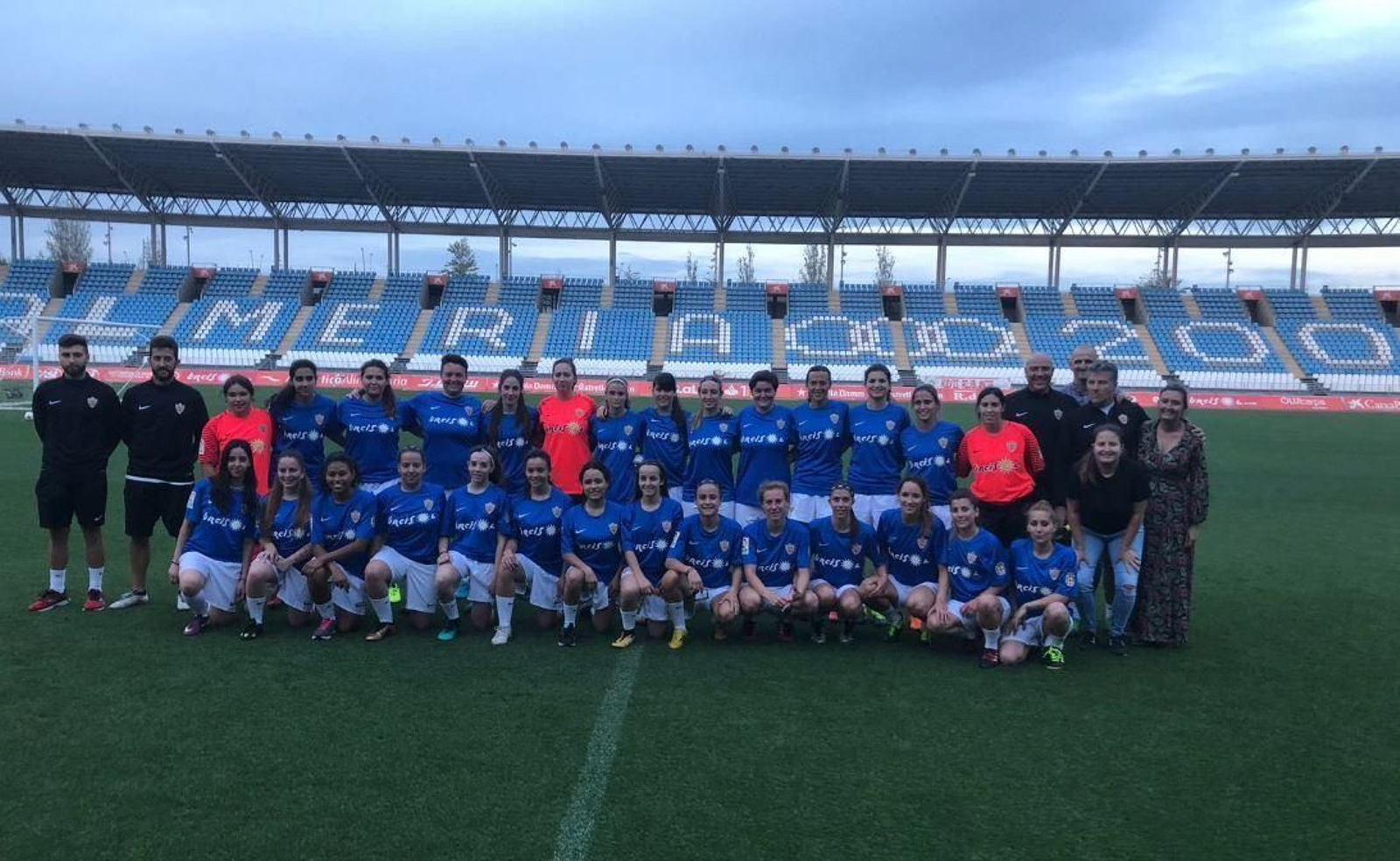 Foto de familia de las jugadoras en el Estadio de los Juegos Mediterráneos.