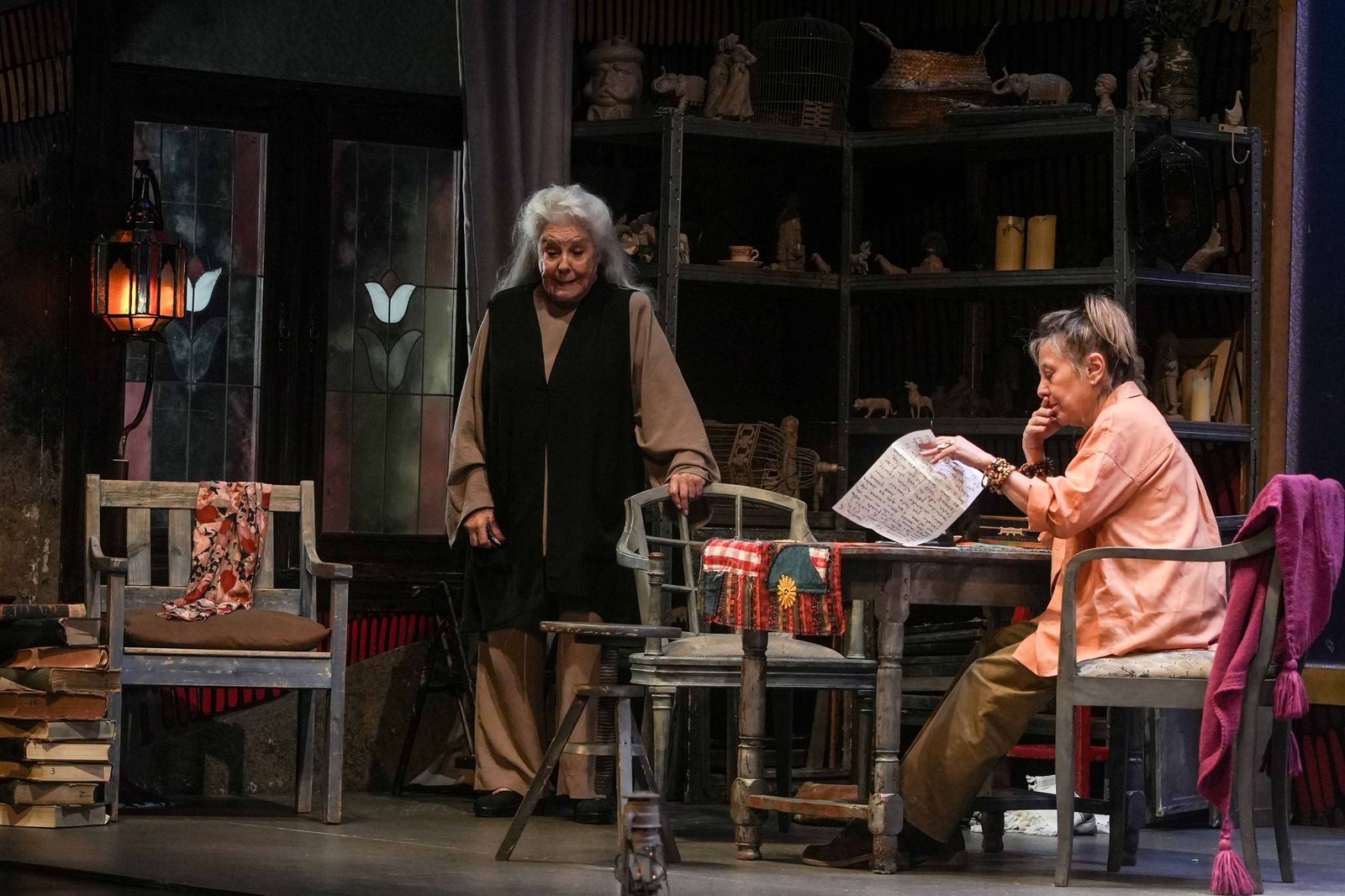 Lola Herrera y Natalia Dicenta, en un momento de 'Camino a La Meca'.