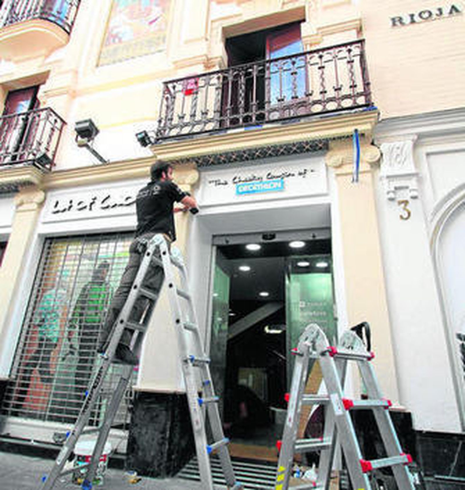 Una de las principales características de estos establecimientos es el llamativo color de las prendas.