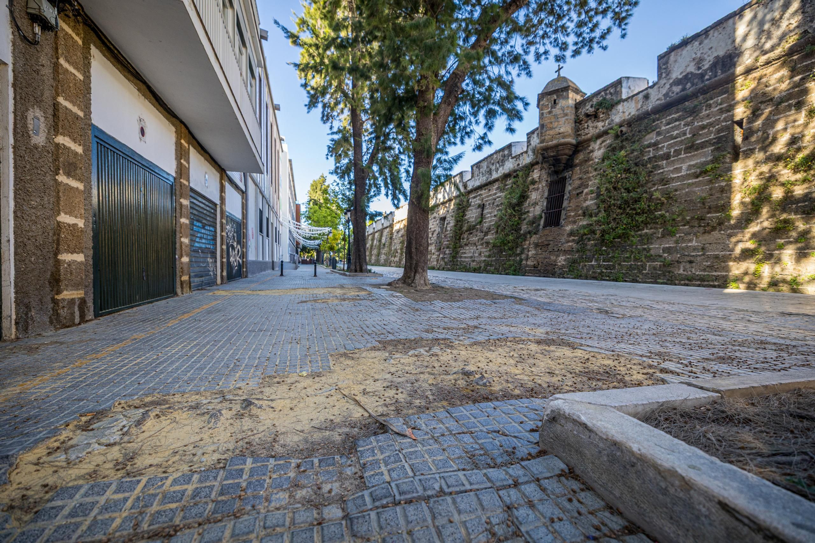 Un manchón de tierra en la calle Fernando el Católico desprovisto del pavimento de losas rústicas que lo cubrían.