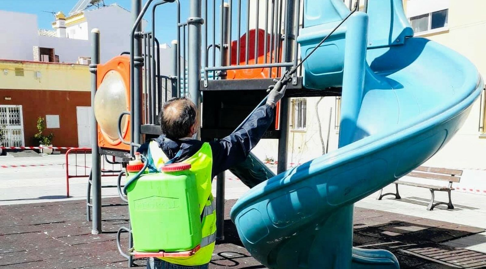 Trabajos municipales de desinfección en un parque infantil de Trebujena.