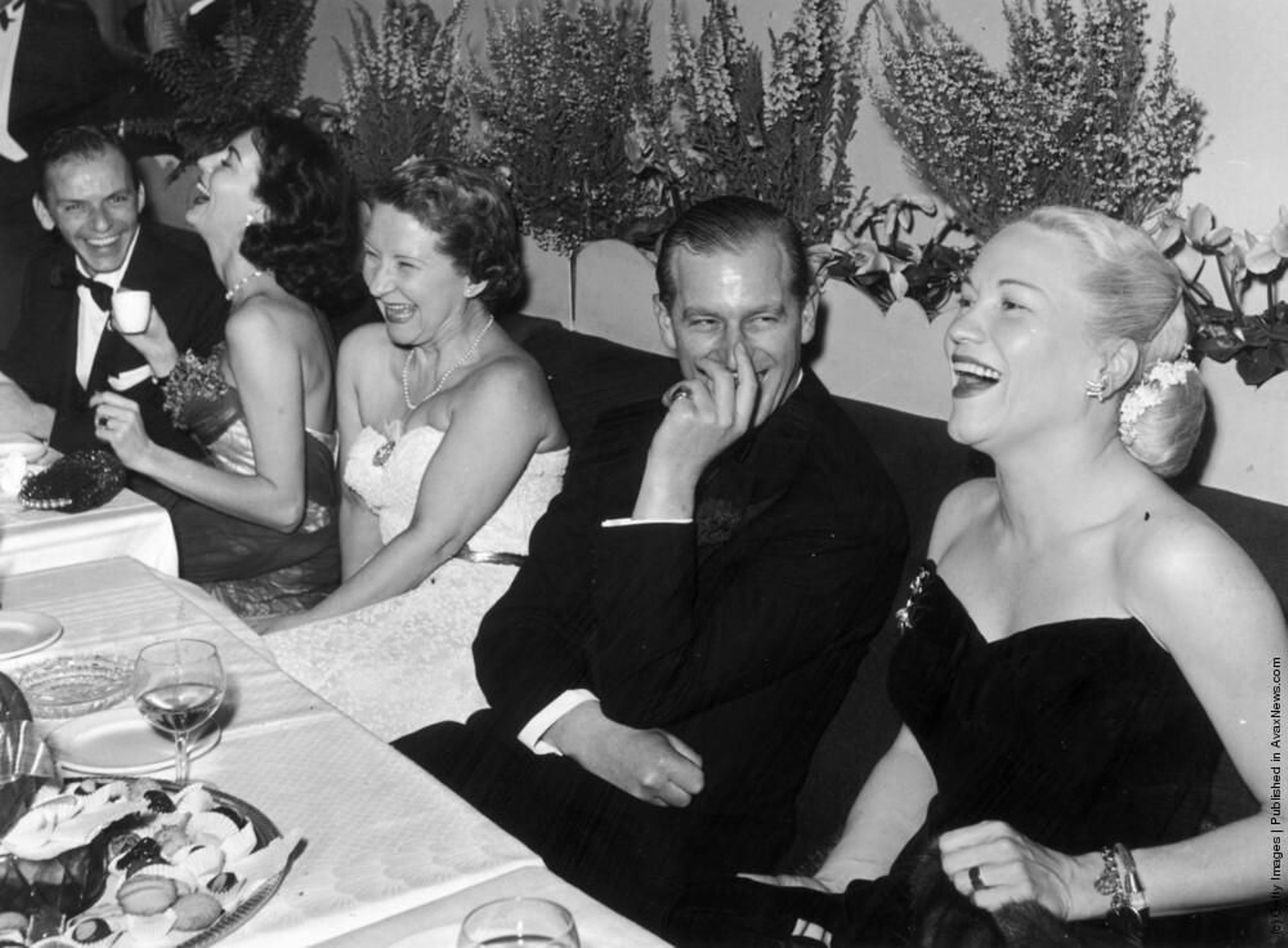 Con Frank Sinatra, Ava Gardner y otras estrellas de Hollywood, en una cena.