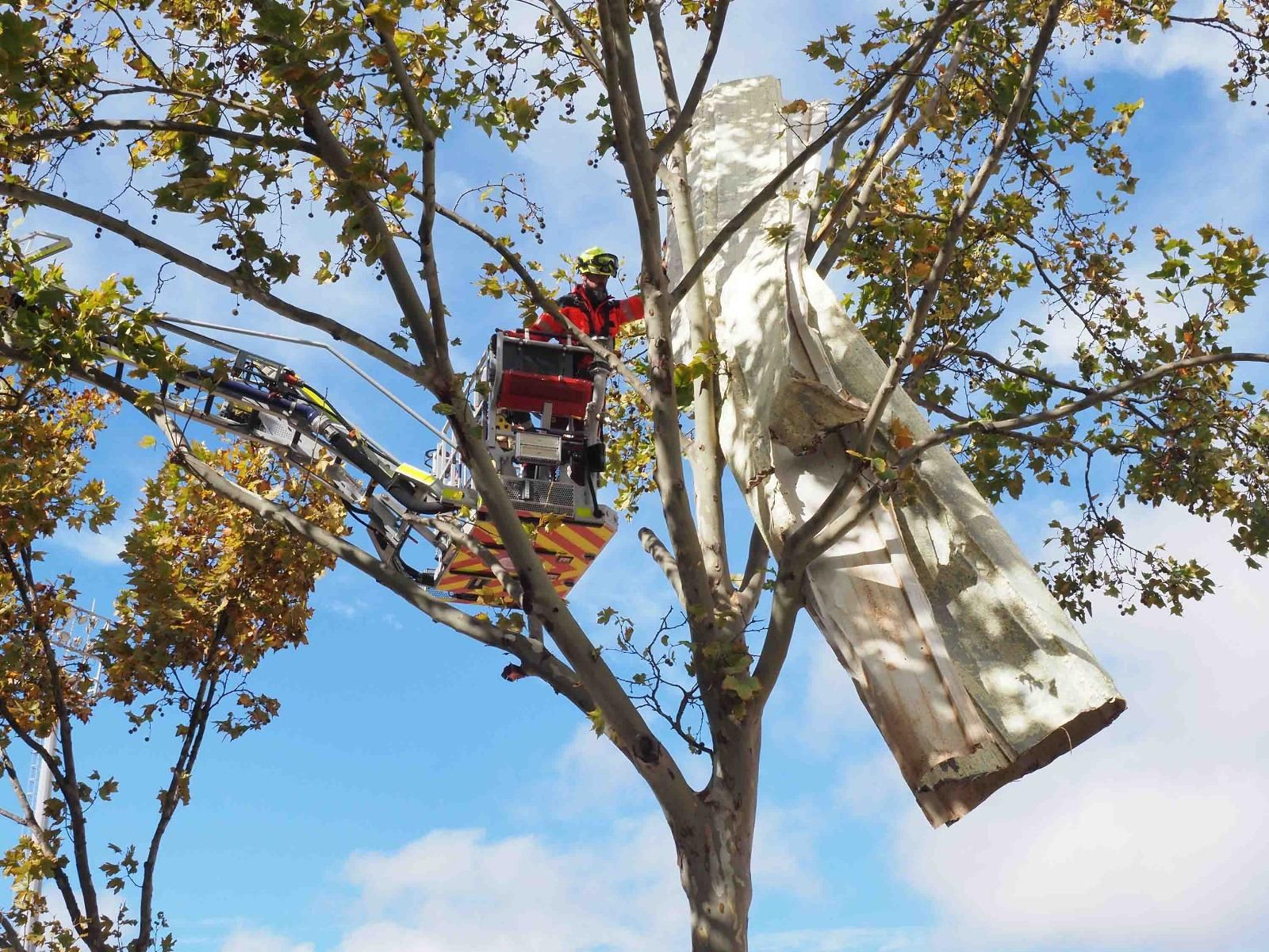 Las fotografías de los destrozos provocados por la manga marina que ha cruzado Isla Cristina durante el temporal de este miércoles