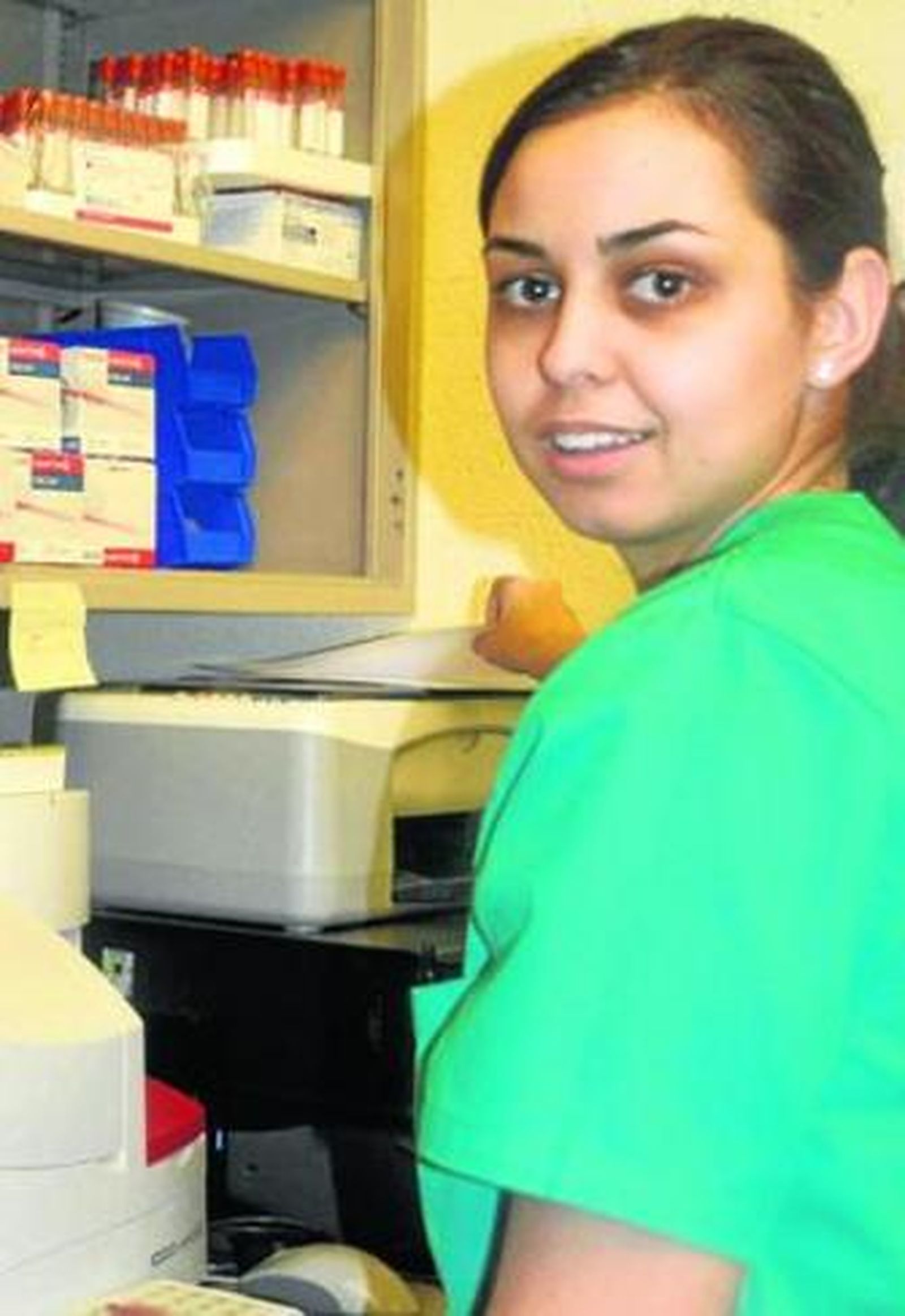 Sara trabajando en el laboratorio.