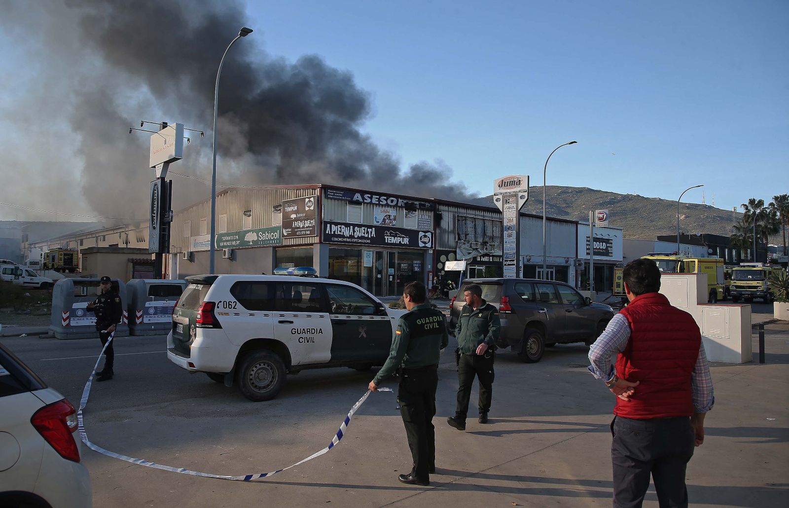 Imágenes del incendio de la nave de pinturas del polígono industrial Zabal Bajo en La Línea