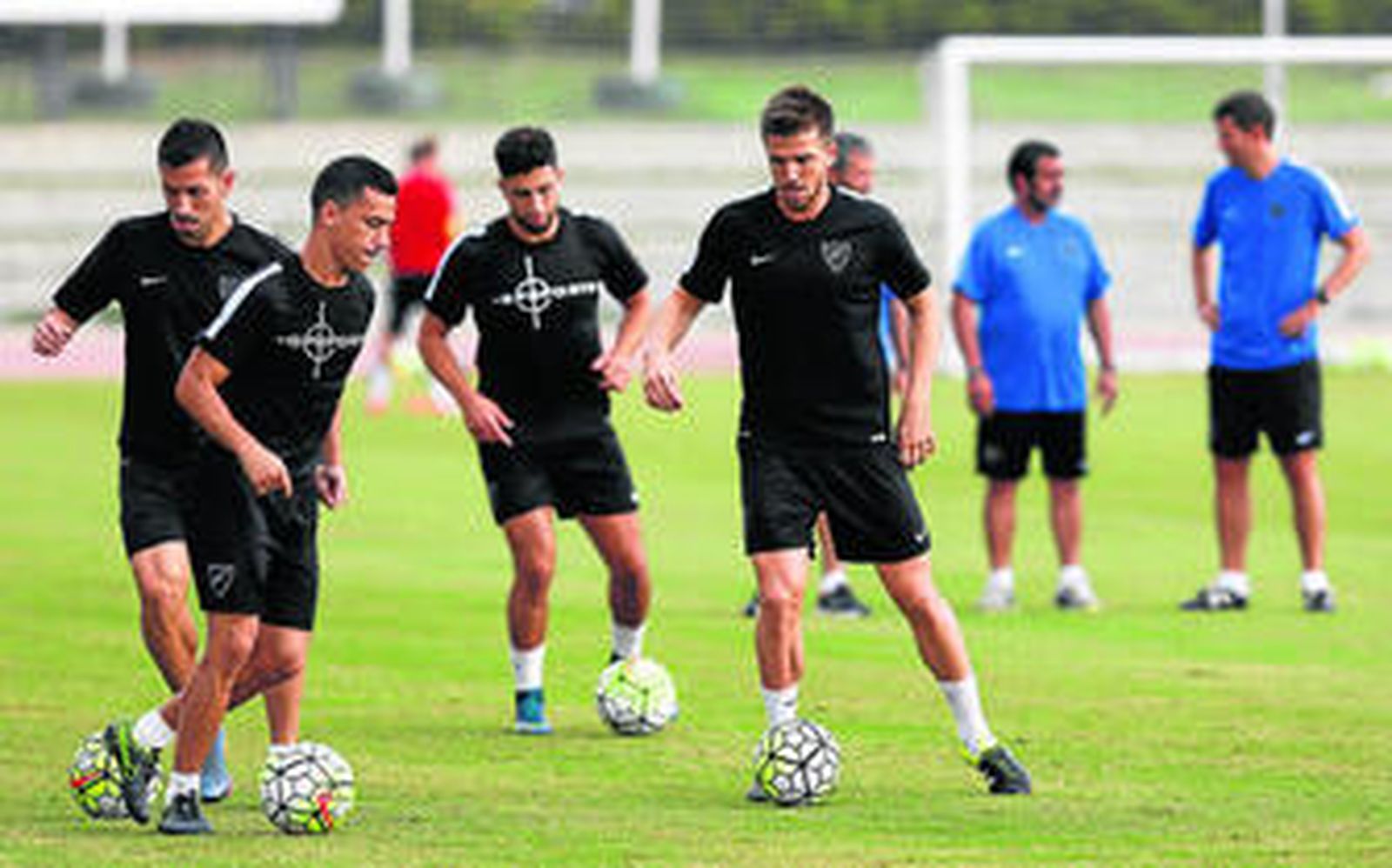 Camacho juega con el balón junto a Espinho.