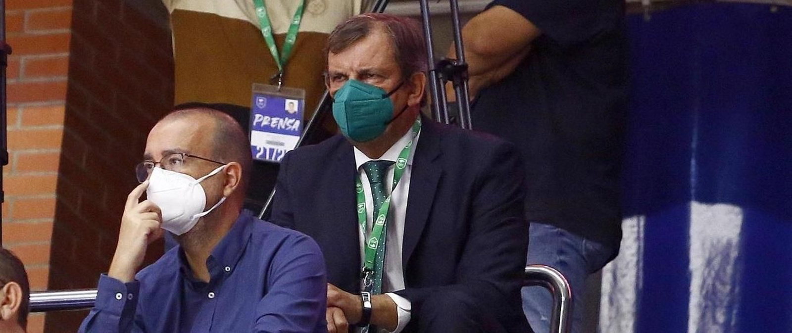 Juanma Rodríguez observa el Unicaja-Obradoiro. Juanma Rodríguez observa el Unicaja-Obradoiro.