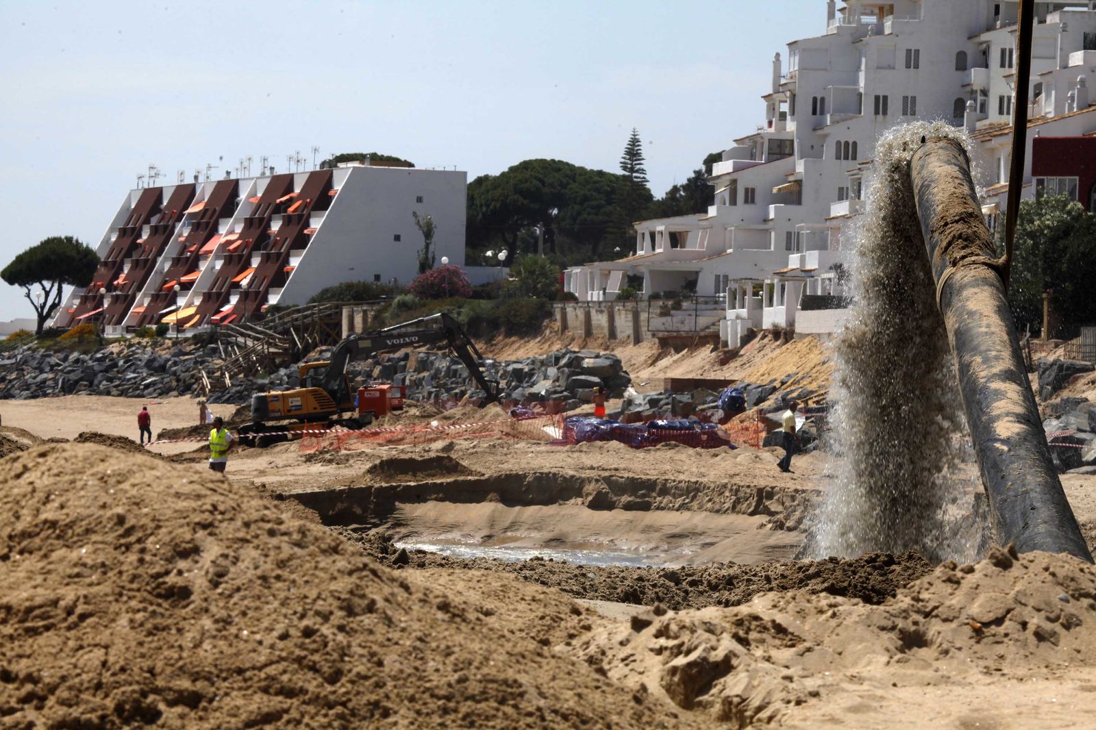 El inicio de los trabajos de regeneración de la arena en la playa de El Portil