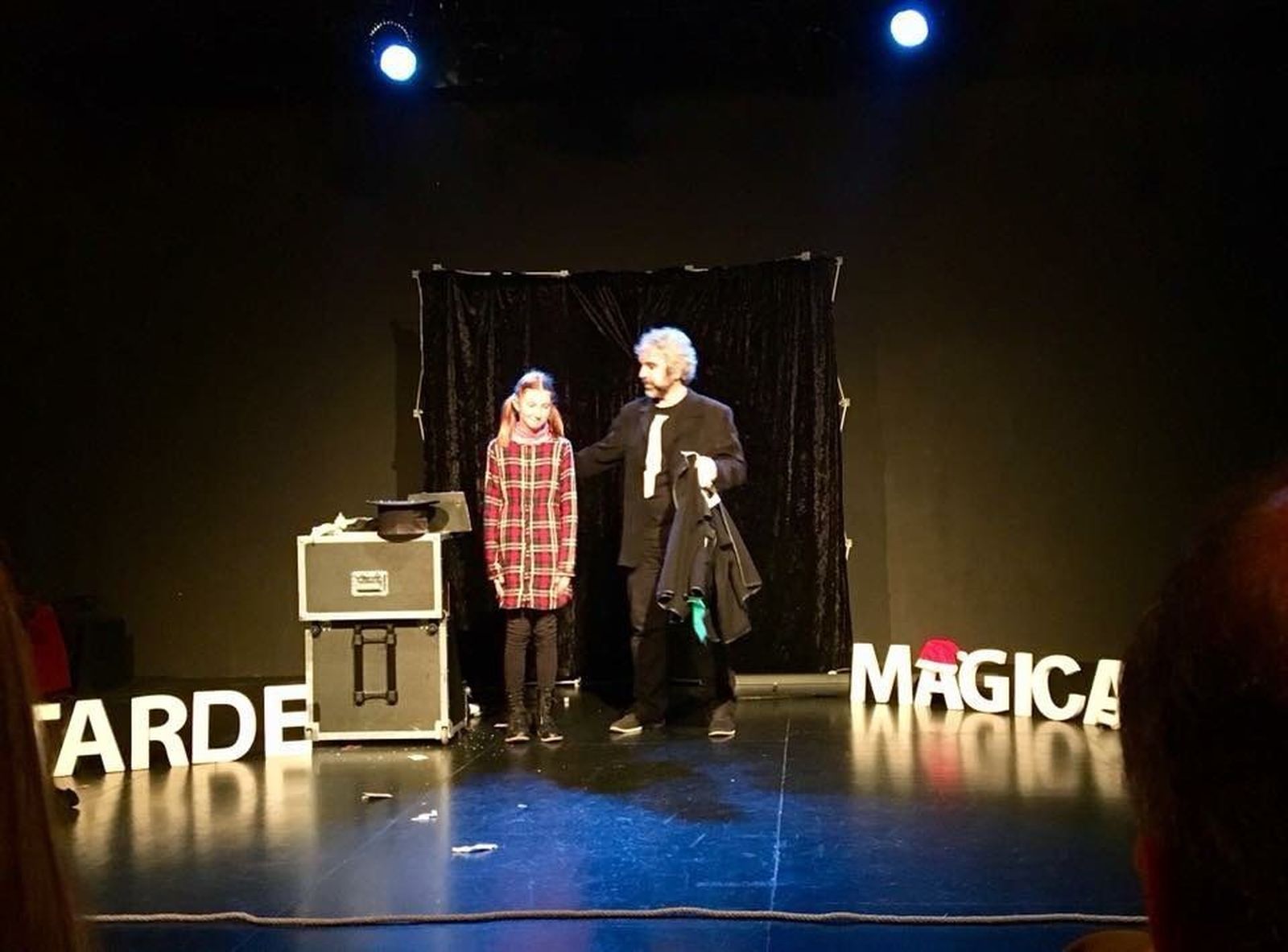 Una espectadora participa en un número de 'Magic Combo Show'.