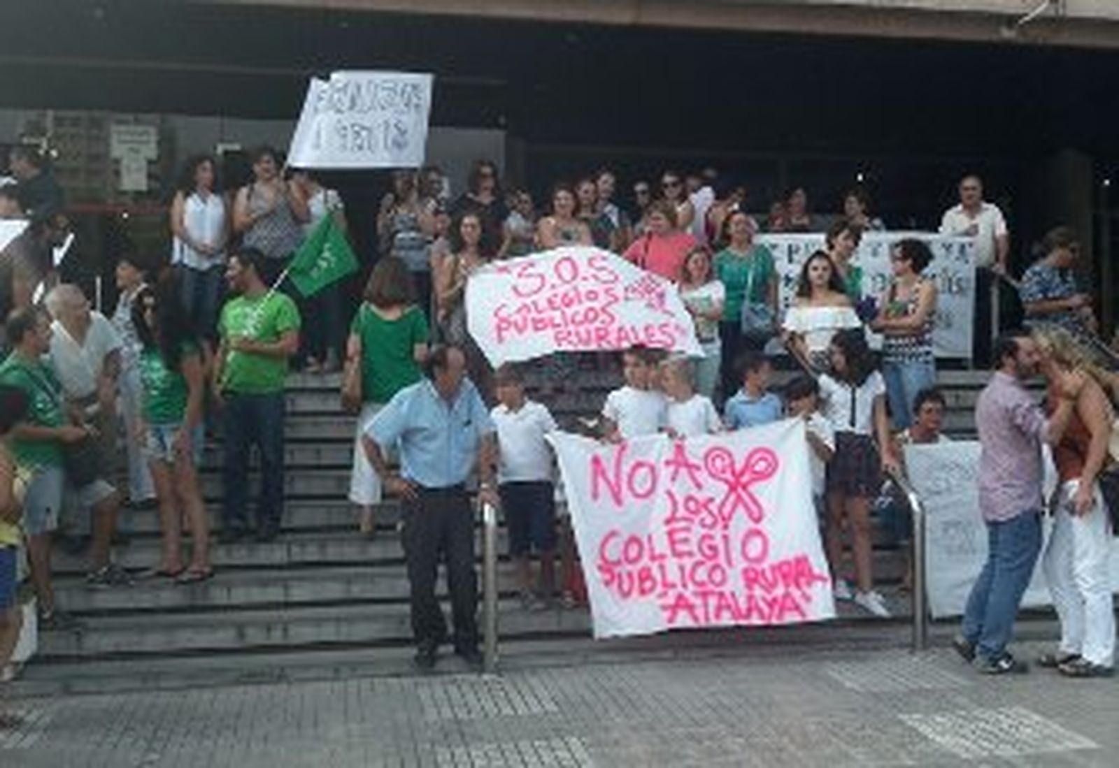 Un centenar de padres y profesores del colegio Atalaya se manifiestan contra la pérdida de personal