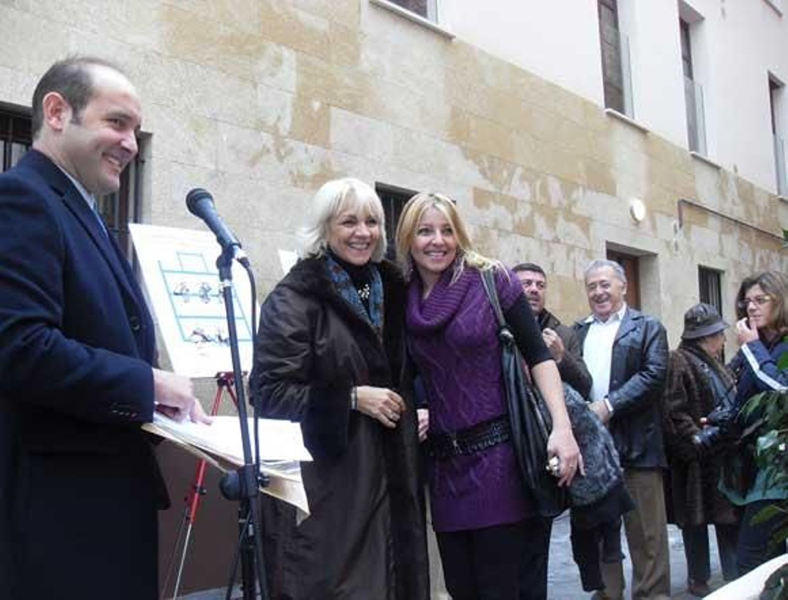 Teófila Martínez ha entregado dos promociones de viviendas del programa municipal en el barrio de Santa María de Cádiz./Fotos: A.G.

Foto: A.G.