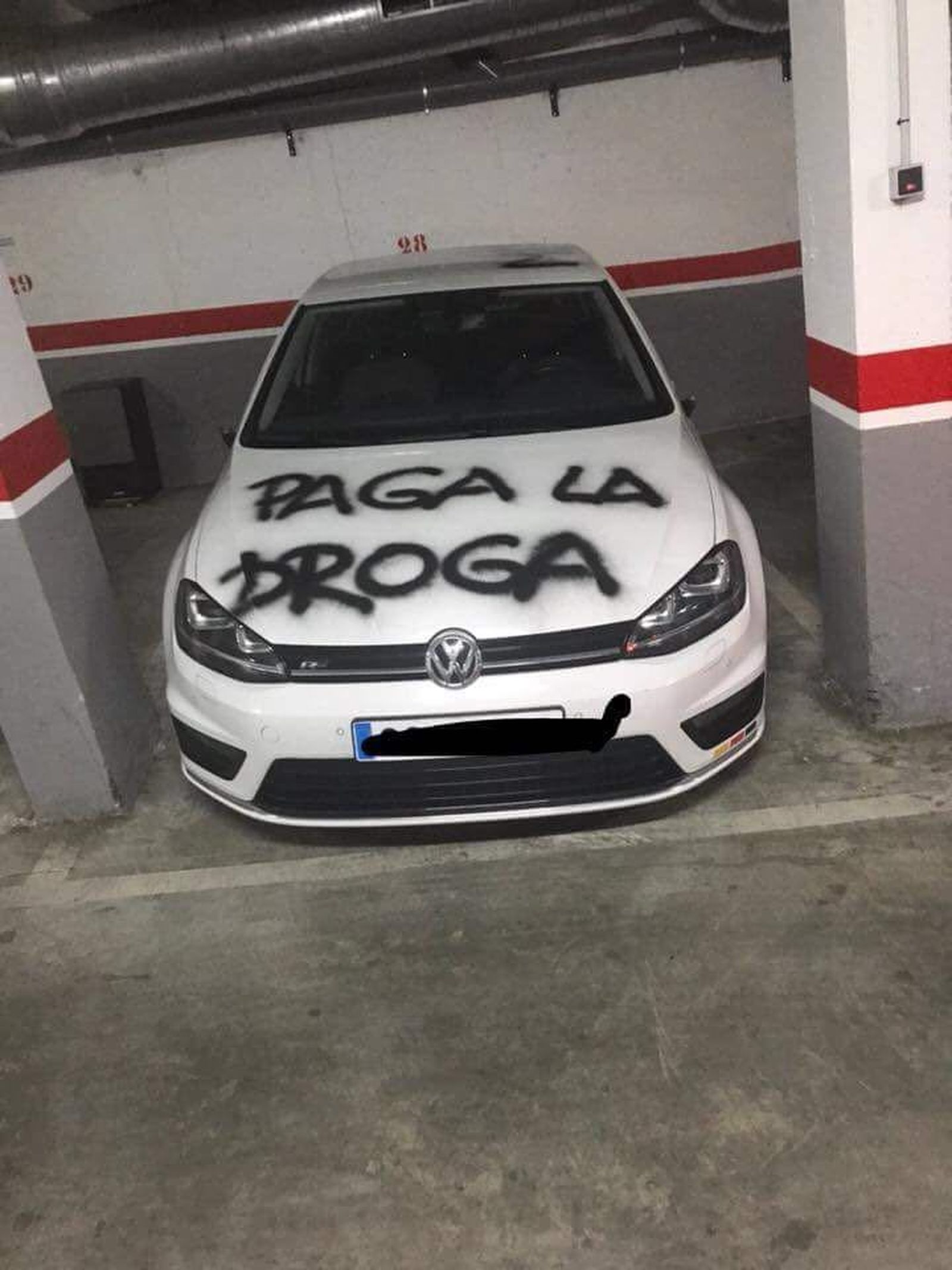 Un coche aparece con una pintada  de los narcos