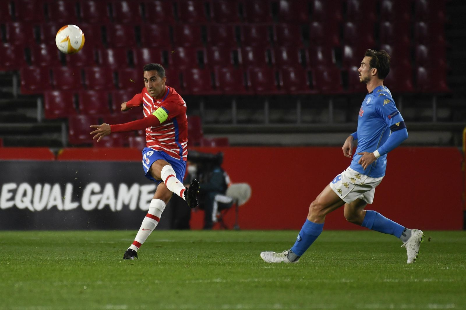 Ángel Montoro pone un balón en el área visitante.