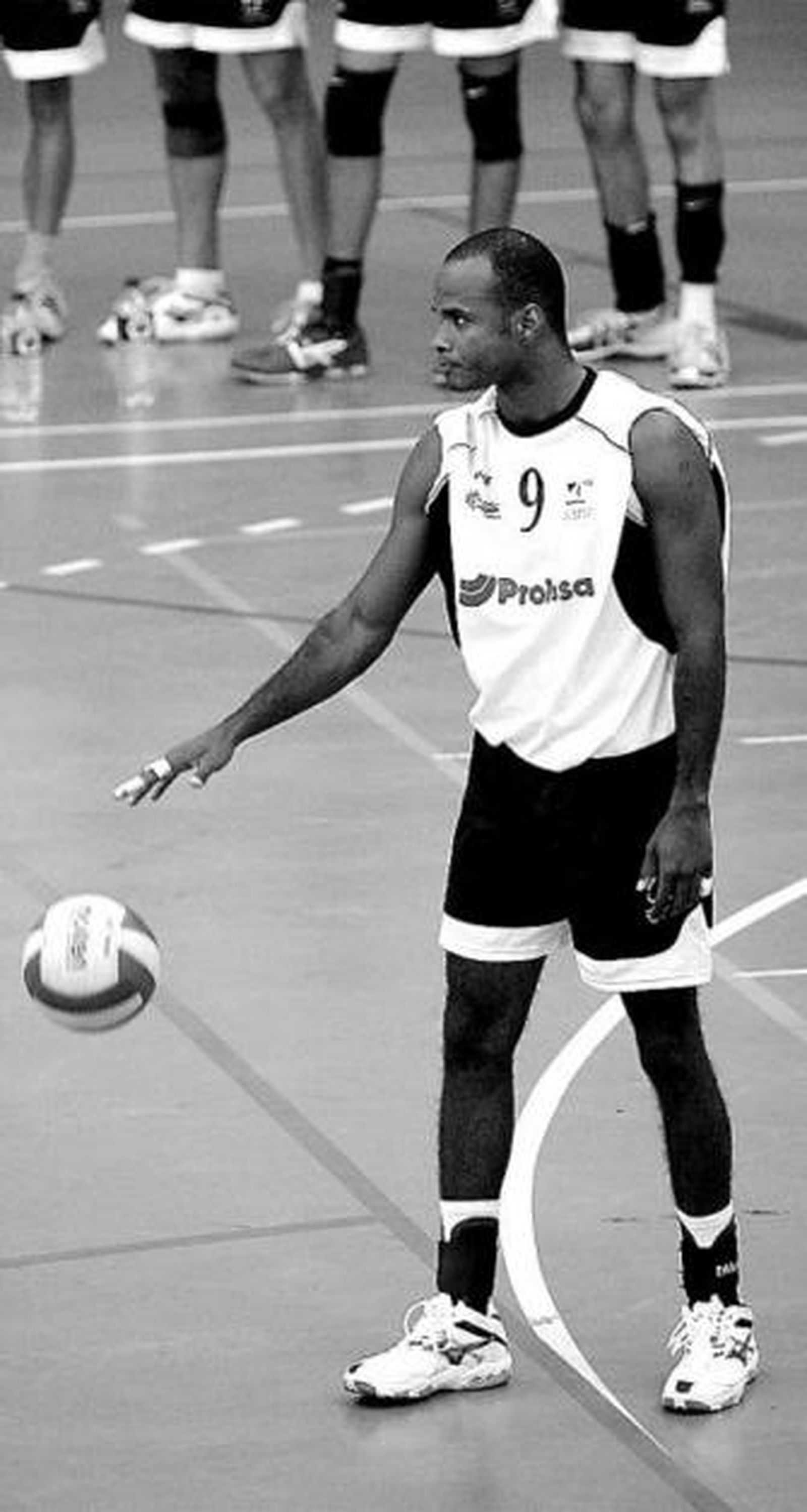 Britto se dispone a sacar en un choque del pasado curso.