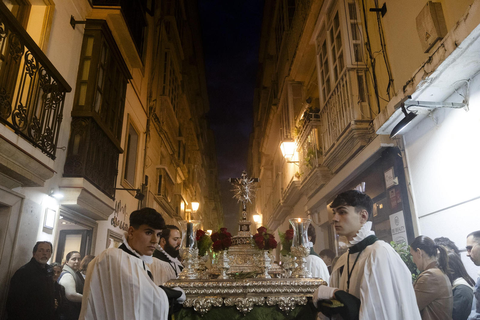 Las imágenes de la cofradía de Veracruz este Lunes Santo en la Semana Santa de Cádiz de 2024