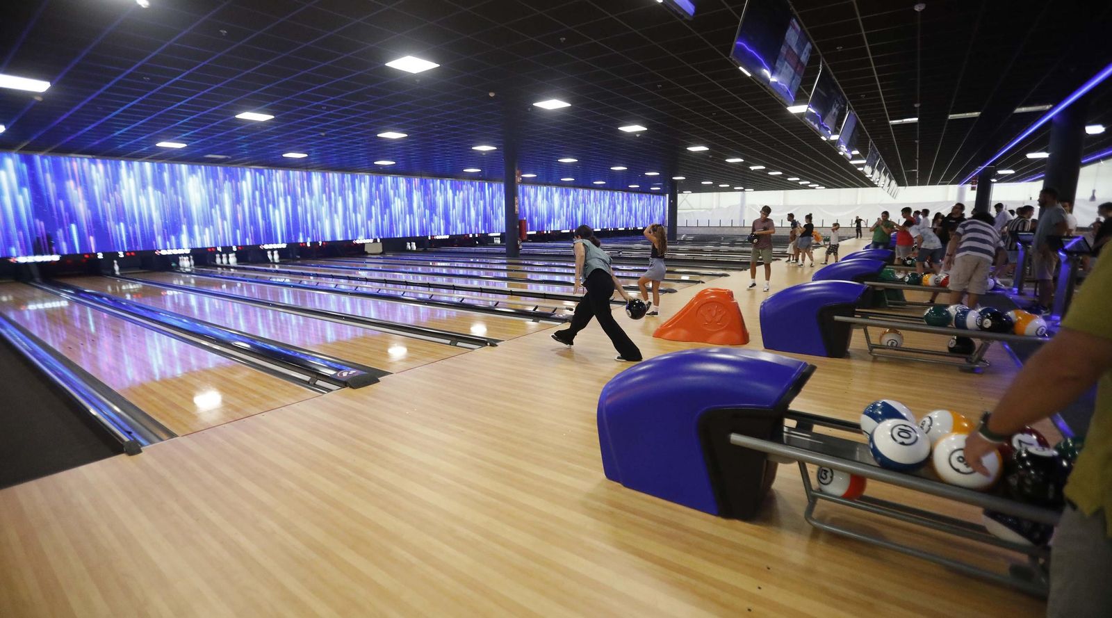Las fotos de la inauguración del centro de ocio Ozone Bowling en Palmones