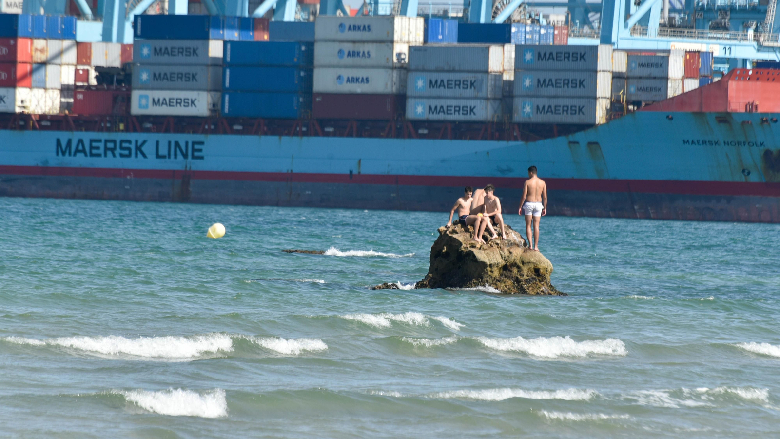 Las fotos de una tarde sol y playa en Algeciras